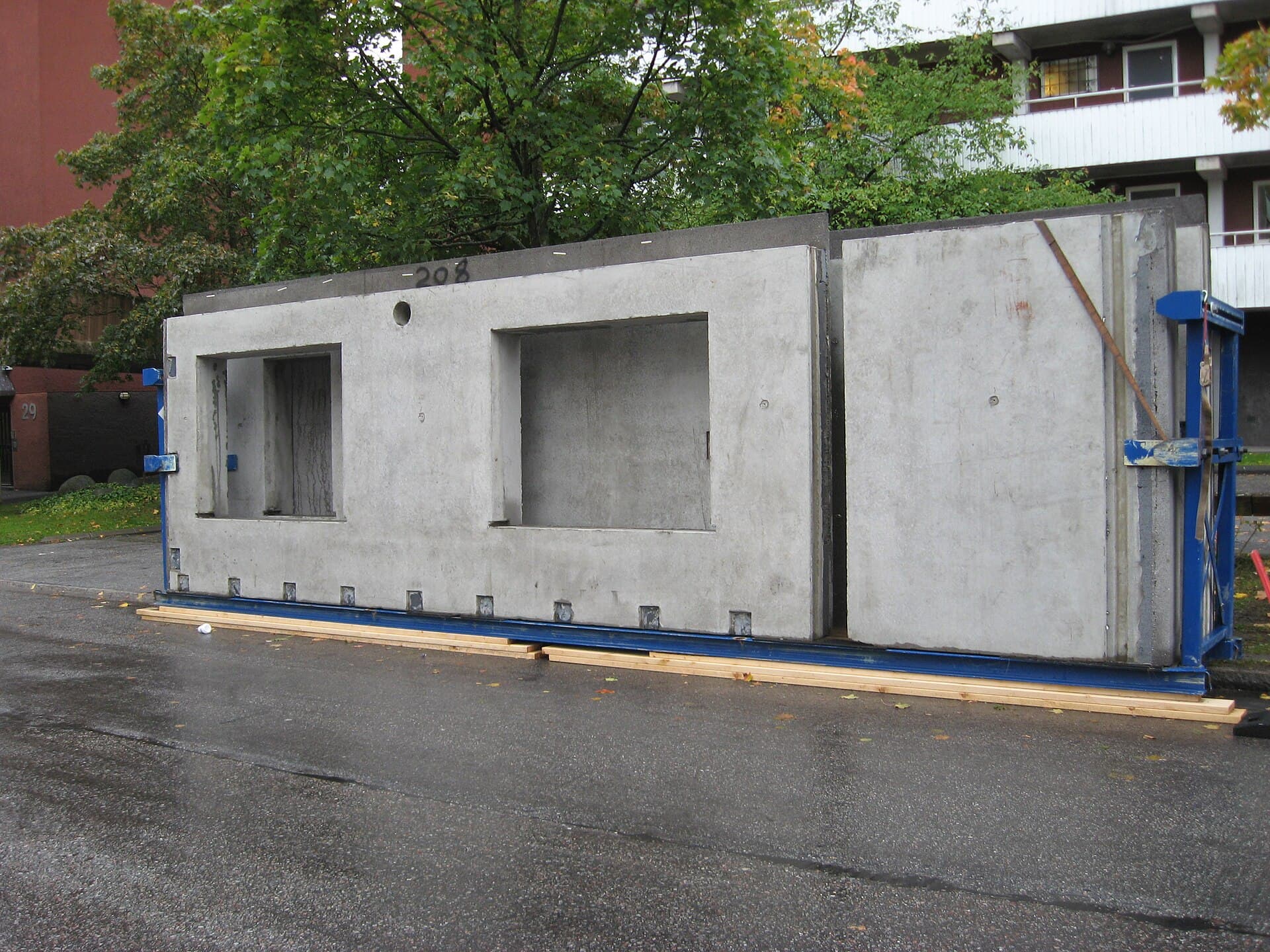 Precast retaining wall units